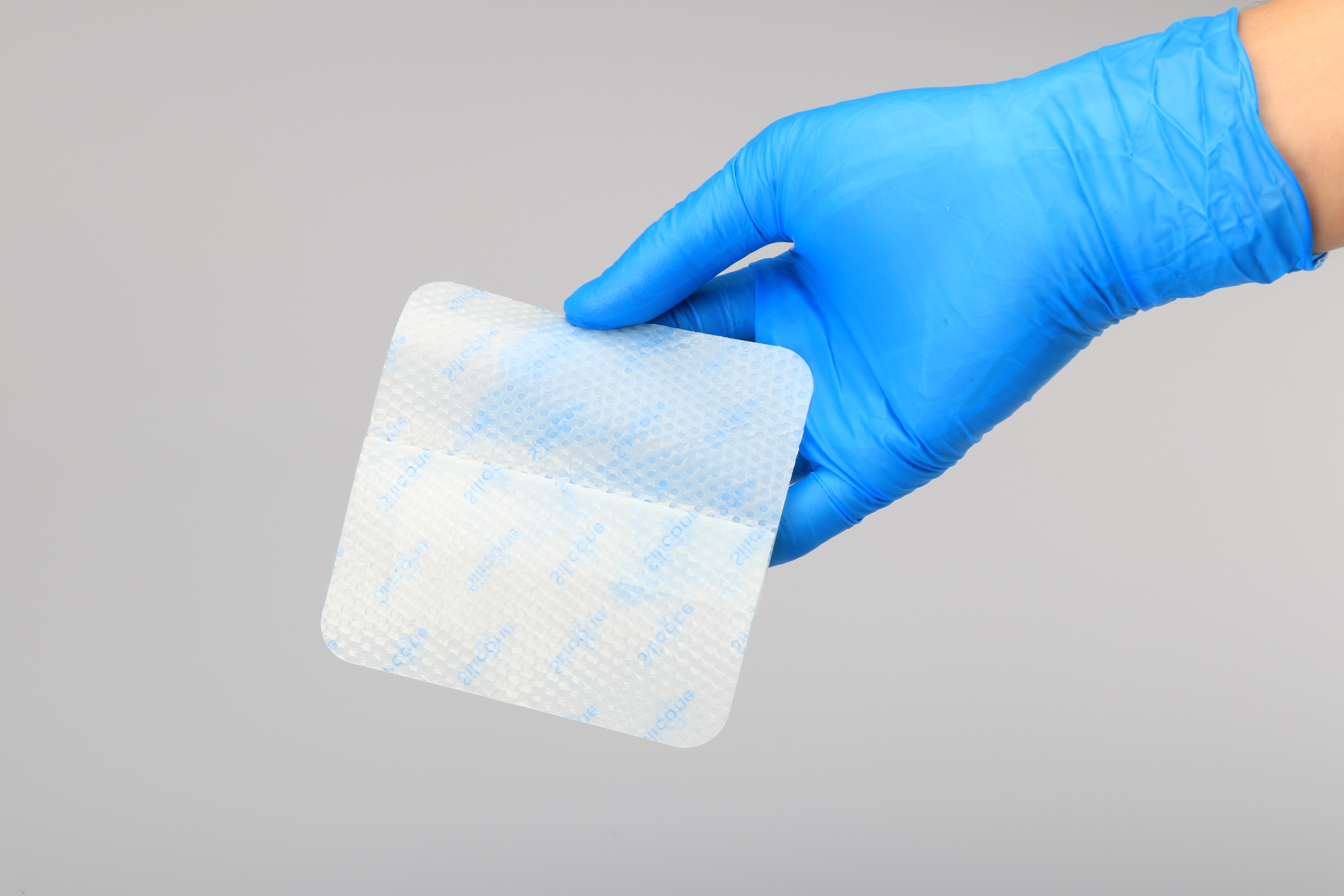Camada de contato de silicone de adesão hipoalergênica para proteção da pele